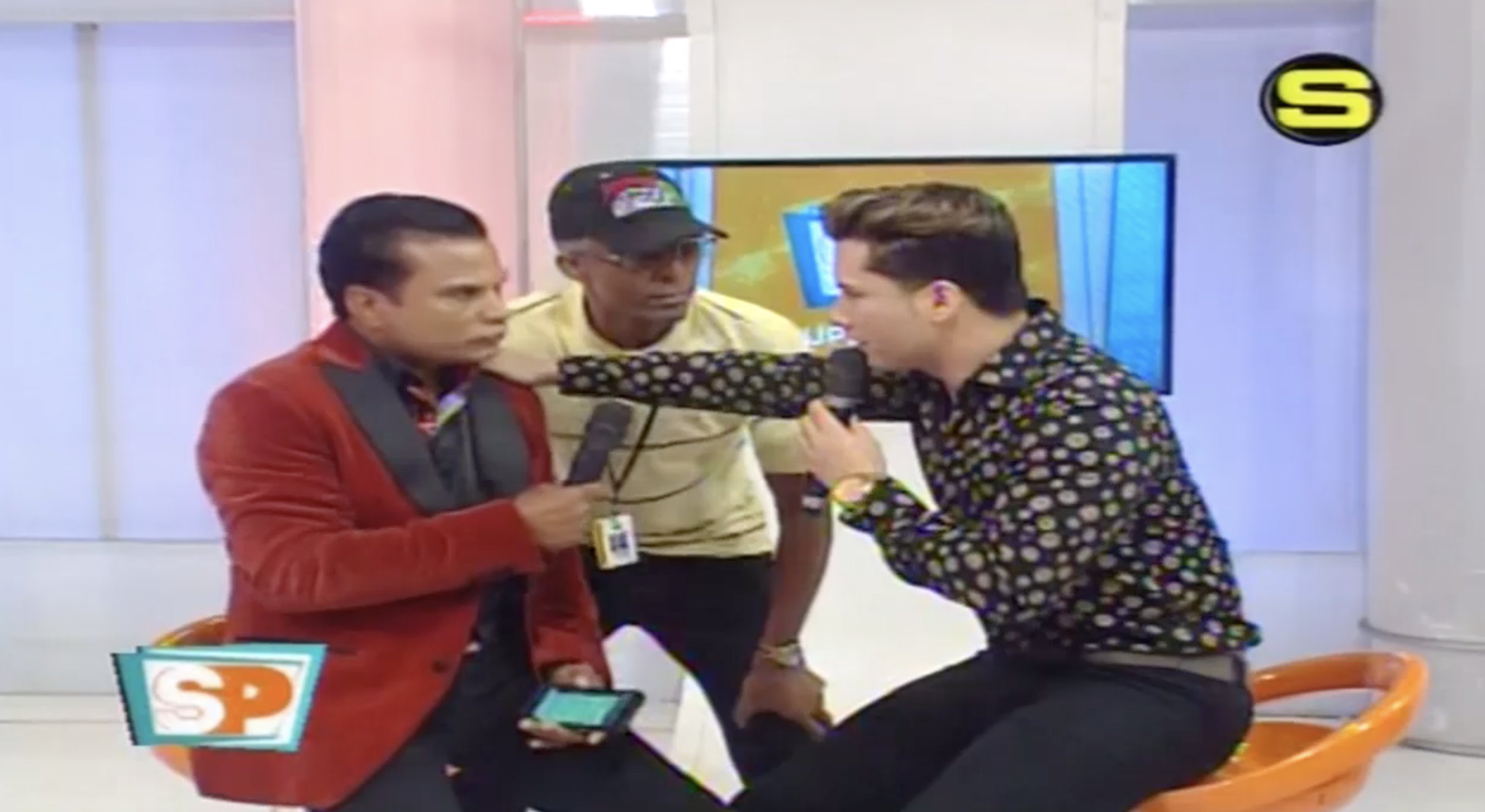 Mamola ‘’Dígale Al País Lo Que Usted Es’’ SE PARA Y DEJA TODAS ESAS PLUMAS