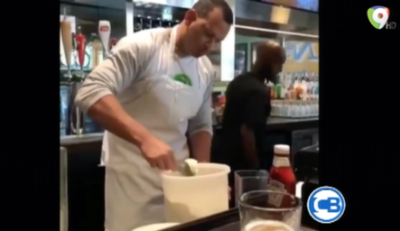 Video Viral De Alex Rodríguez Trabajando Como Mesero De Restaurante – Con Los Famosos