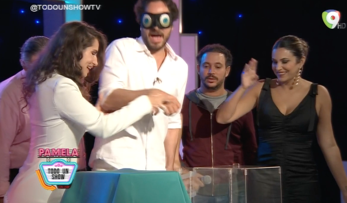 Jugando A “Adivina Lo Que Hay” Con Manolo Cardona En Pamela Todo Un Show