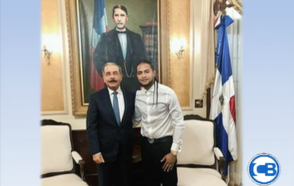 Mozart La Para Es Recibido Por Danilo Medina Luego De Presentarse En Premios Pepsi En Venezuela