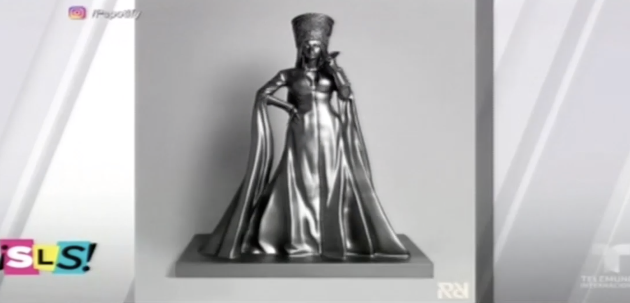 Cardi B Con Estatua De Bronce