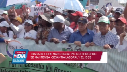 Trabajadores Marchan Al Palacio Exigiendo Se Mantenga Cesantía Laboral Y El IDSS