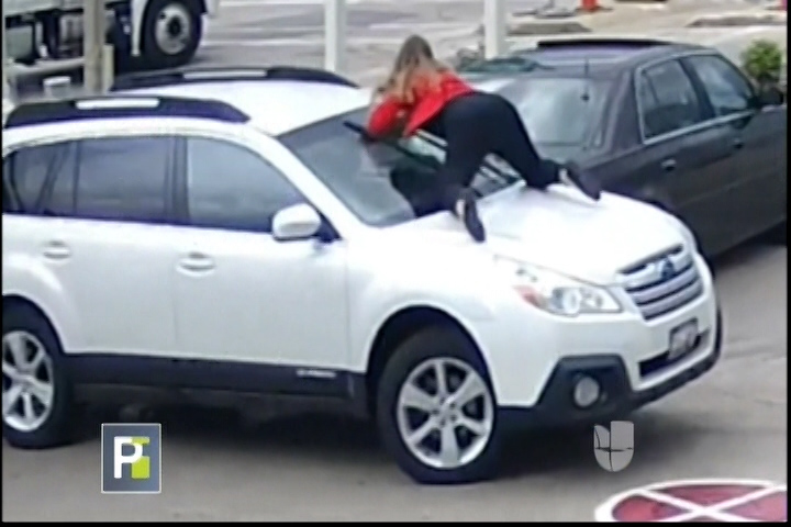 Dramático Episodio Cuando Una Mujer Se Enfrentó A Un Ladrón Aferrándose A Su Vehículo