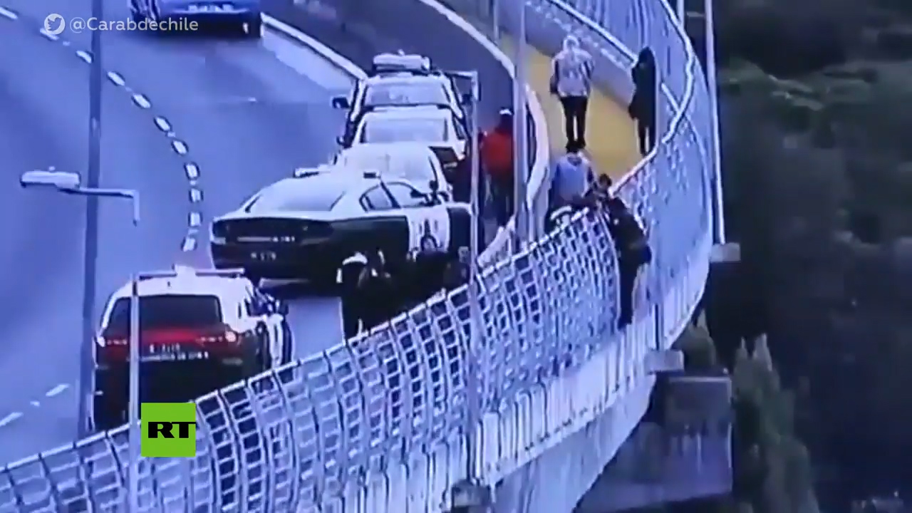 Un Oficial Chileno Evita Que Una Mujer Se Lance Desde Un Puente