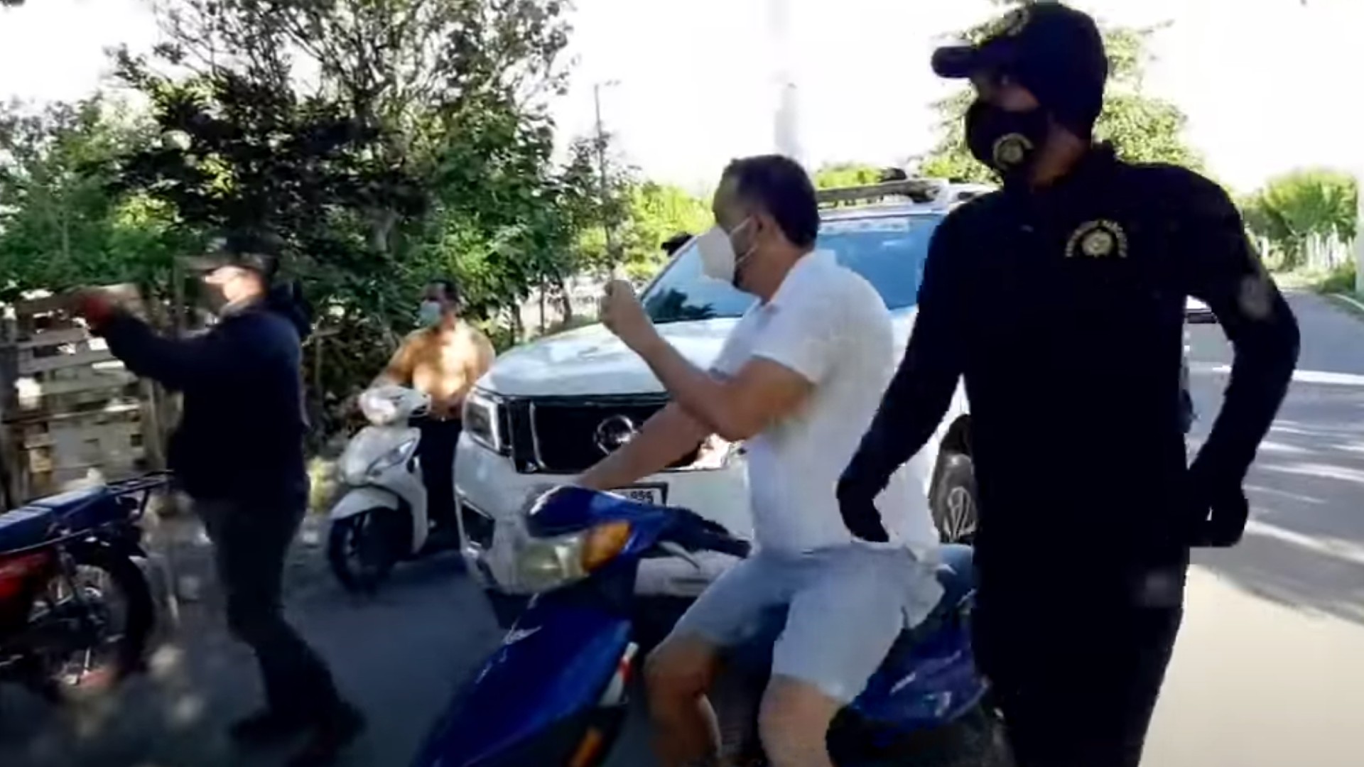 Civiles VS La Policía: Carreras Del Toque De Queda Versión RD