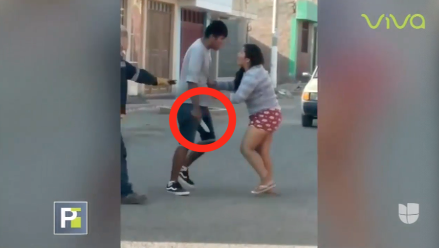 Como Endemoniado Este Hombre Intenta Acuchillar A Su Pareja