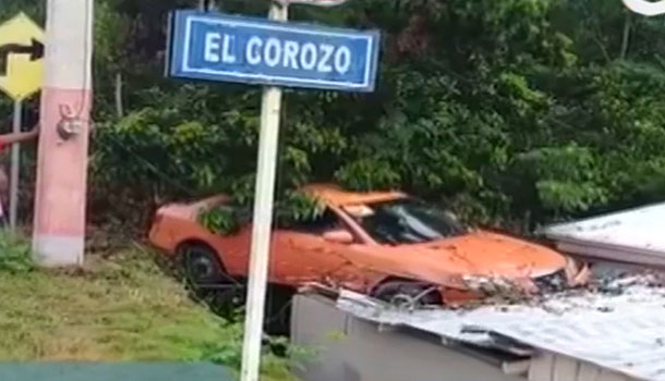 Conductor Se Salva De Milagro Tras Impactar Su Vehículo Con El Techo De Una Casa En Loma De Cabrera