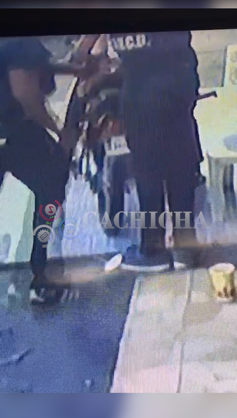 Supuestos Agentes De La DNCD Posan Con Armas Y Cervezas