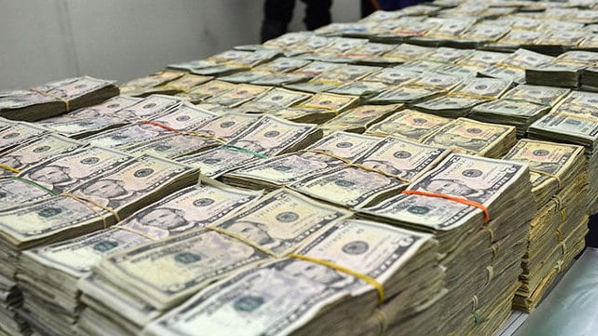 ¿De Dónde Este Político Sacó Tanto Dinero?