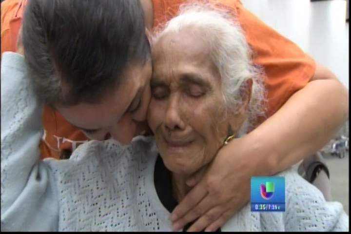 Gracias A Una Ayuda Humanitaria Una Anciana De Mas De 100 Años Logra Salir De Puerto Rico