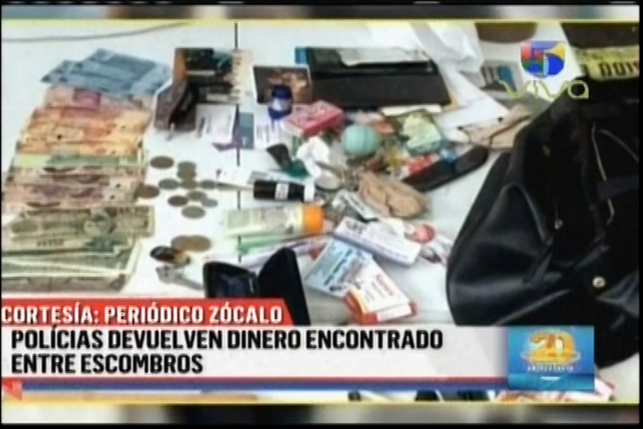 Policías Devuelven Dinero Y Joyas Que Se Encontraron Entre Los Escombros Luego De Terremoto En México
