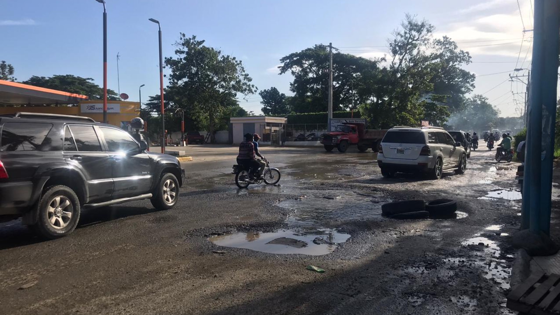 Destruida Carretera Manoguayabo Soporta También Equipos Abandonados Desde Febrero Por MOPC