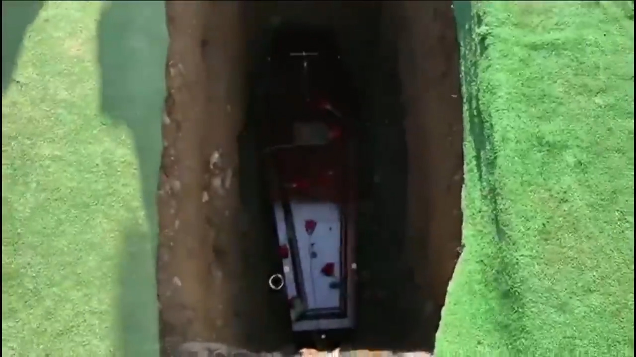 Hombre Muerto Suplica Que Lo Saquen Del Ataúd Y Todo El Mundo Estalla De La Risa