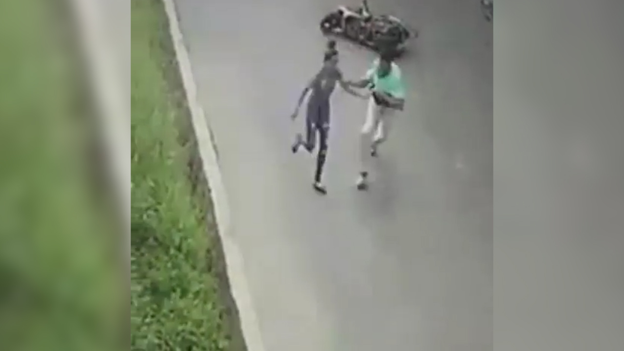 La Vega: Mujer Le “Vuela” Arriba A Un Atracador Que Le Quitó Su Pasola A Punta De Pistola