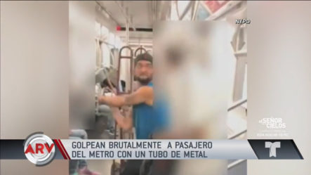 Un Hombre FURIOSO Golpea A Otro Con Una Barra De Metal En El Metro De NY