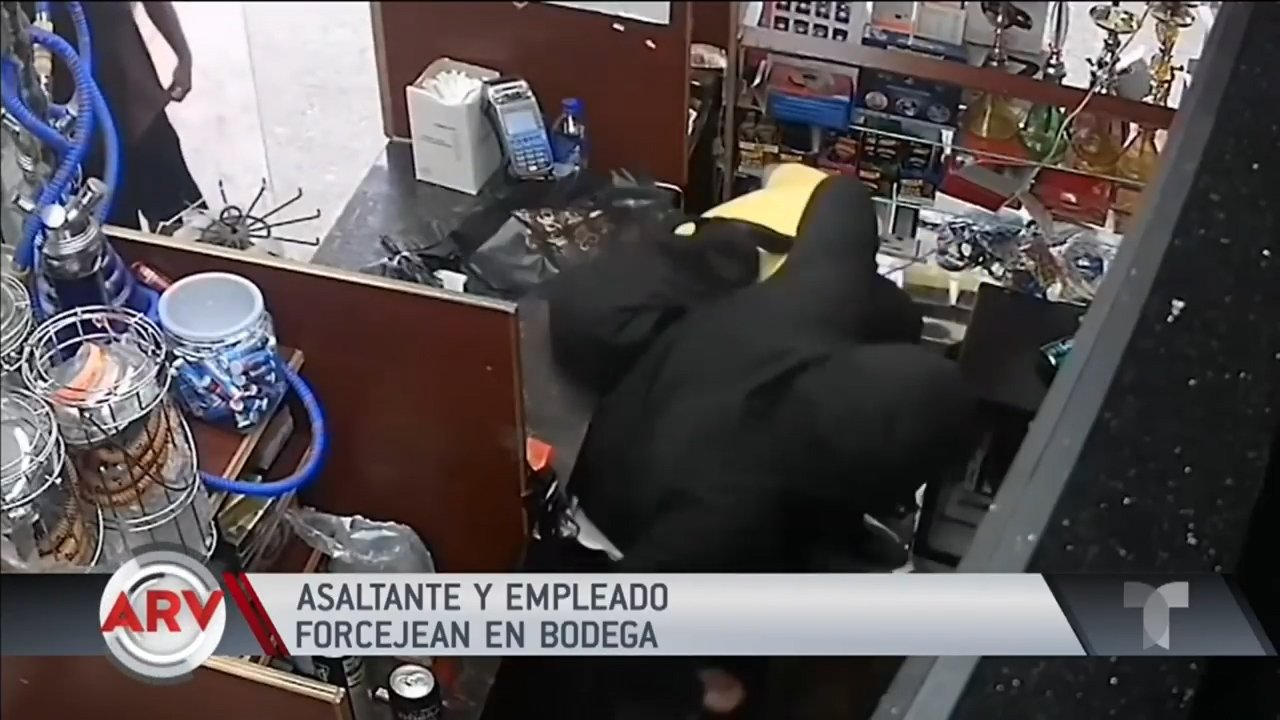 Esto Pasó Cuando Un Hombre Entró A Robar A Una Bodega En El Bronx