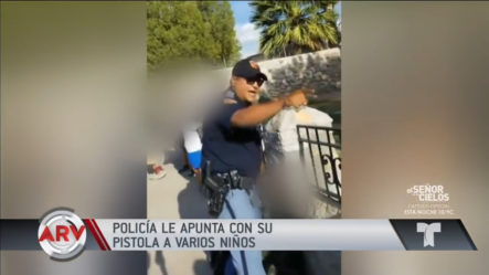 Al Rojo Vivo: Policía Apunta A Varios Niños Con Su Arma De Fuego