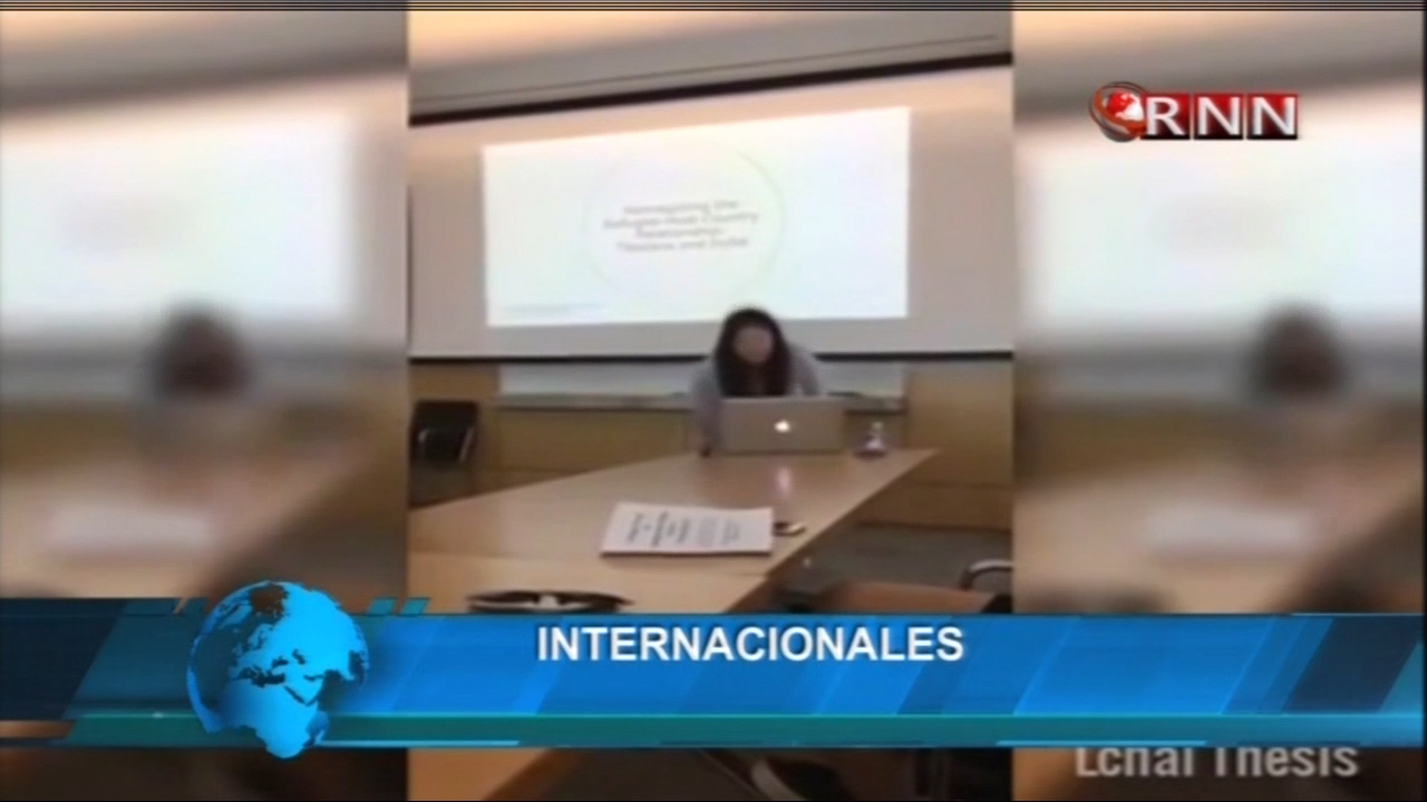 ¡Ohhh! Una Estudiante Se Desnudo Frente A Todos Después De Presentar Su Tesis