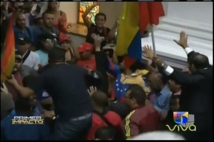 Caracas ,Venezuela; Estalla La Violencia Cuando Los Seguidores De Maduro Asaltaron La Asamblea Apara Que Los Diputados No Lo Condenaran