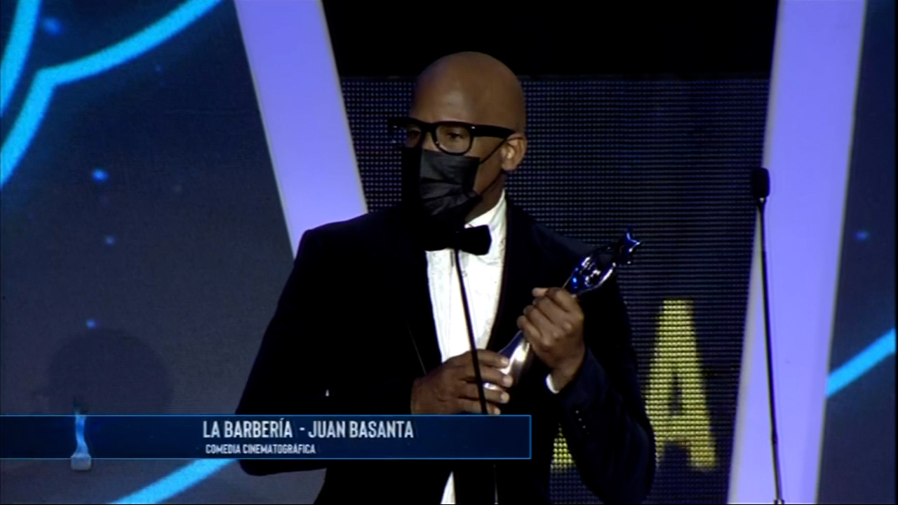 ¡El Soberano De La Comedia Cinematográfica Se La Lleva La Barbería!