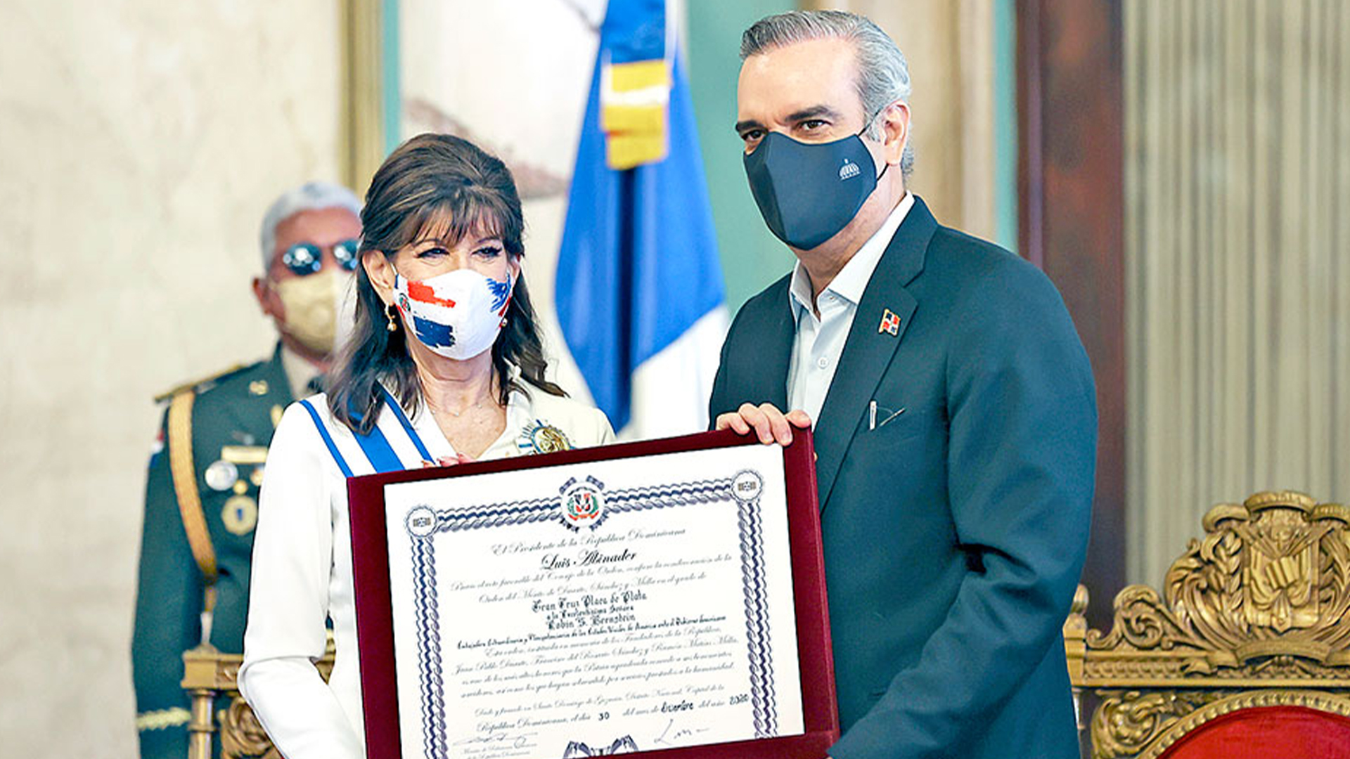 El Cariño Del La Población Con La Embajadora De EEUU En RD