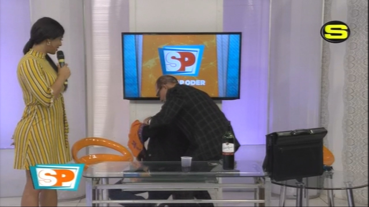 ¡LO VUELVE A HACER! Numerólogo Le Quita Pantaloncillos A Camarógrafo En Vivo Y Se Desmaya