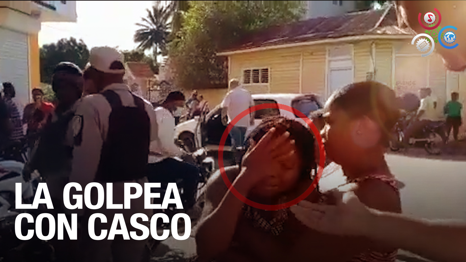 ¡Insólito! Policía Golpea A Mujer Embarazada Con Su Casco Protector