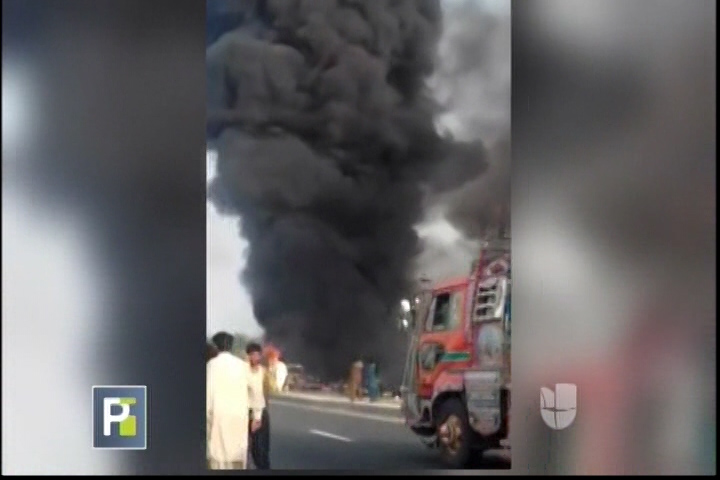 Pakistán: Camión De Combustible Se Volcó, Cuando Los Transeúntes Fueron A Recogerlo Estalló