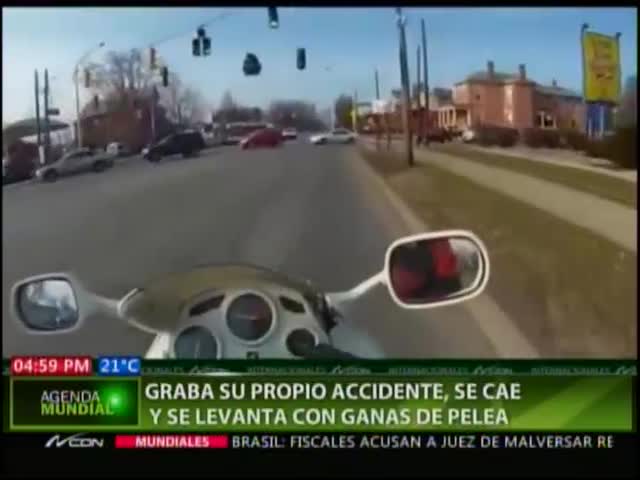 Hombre Graba Su Propio Accidente En Motocicleta, Se Cae Y Se Levanta Con Ganas De Pelear #Video