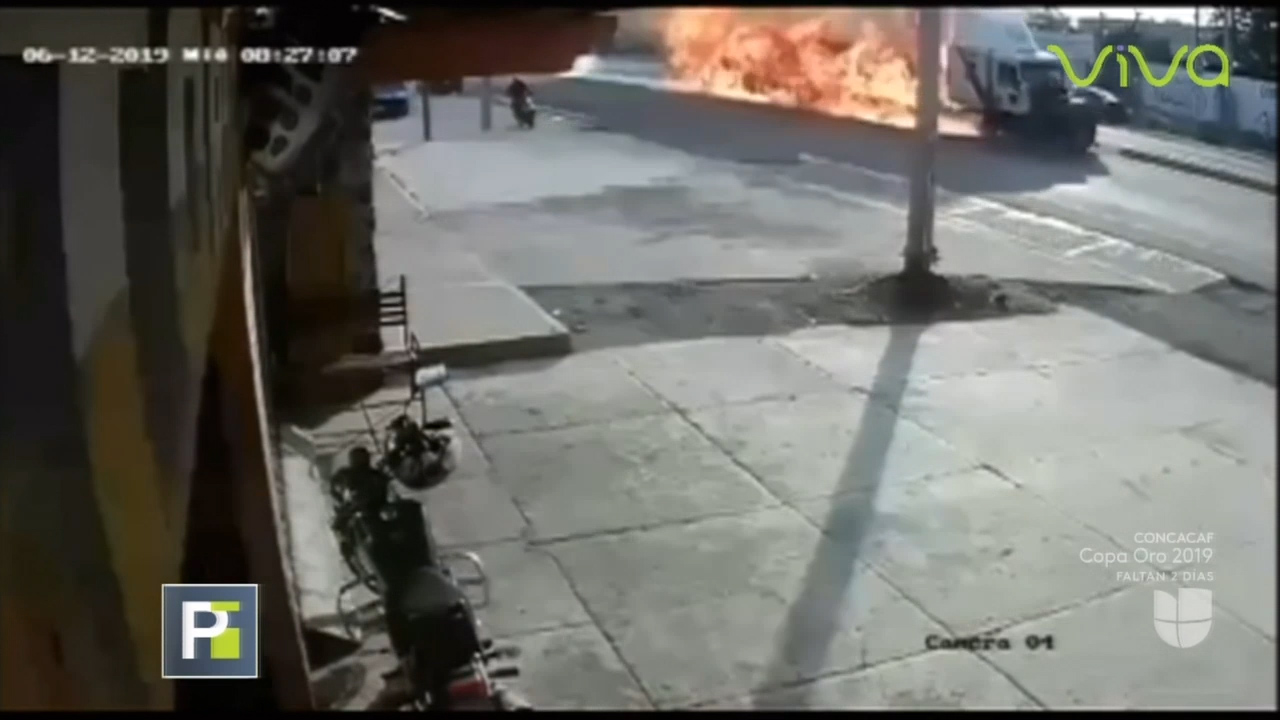 Camión Envuelto En Llamas Pierde Los Frenos Y Se Estrella Con Varios Vehículos