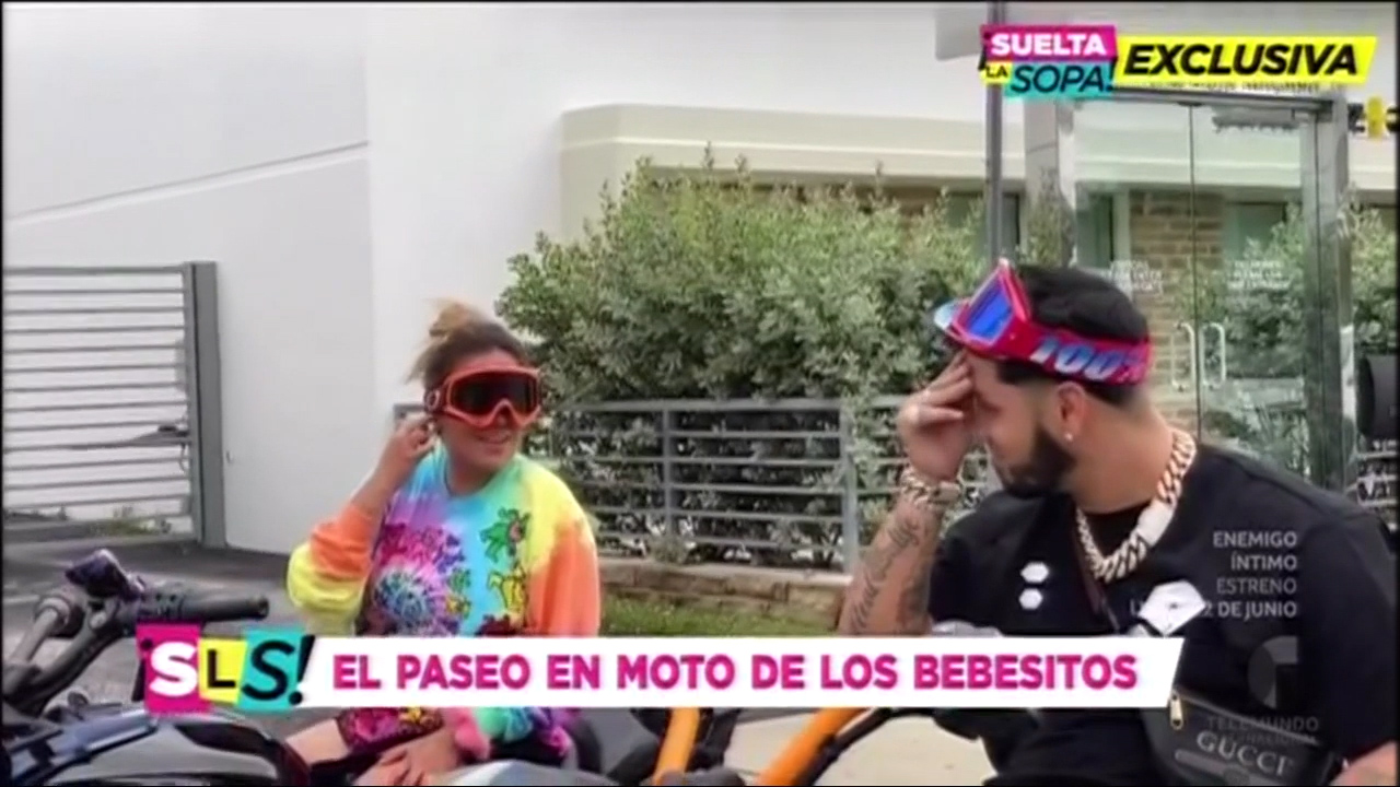 Anuel Y Karol G Dando La “PAMPARA” En Miami Andando En Motores