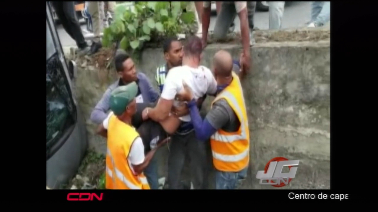 Accidente Registrado En Autopista Las Américas Próximo A La Av. Hípica. Motorista Y Vehículo Involucrado