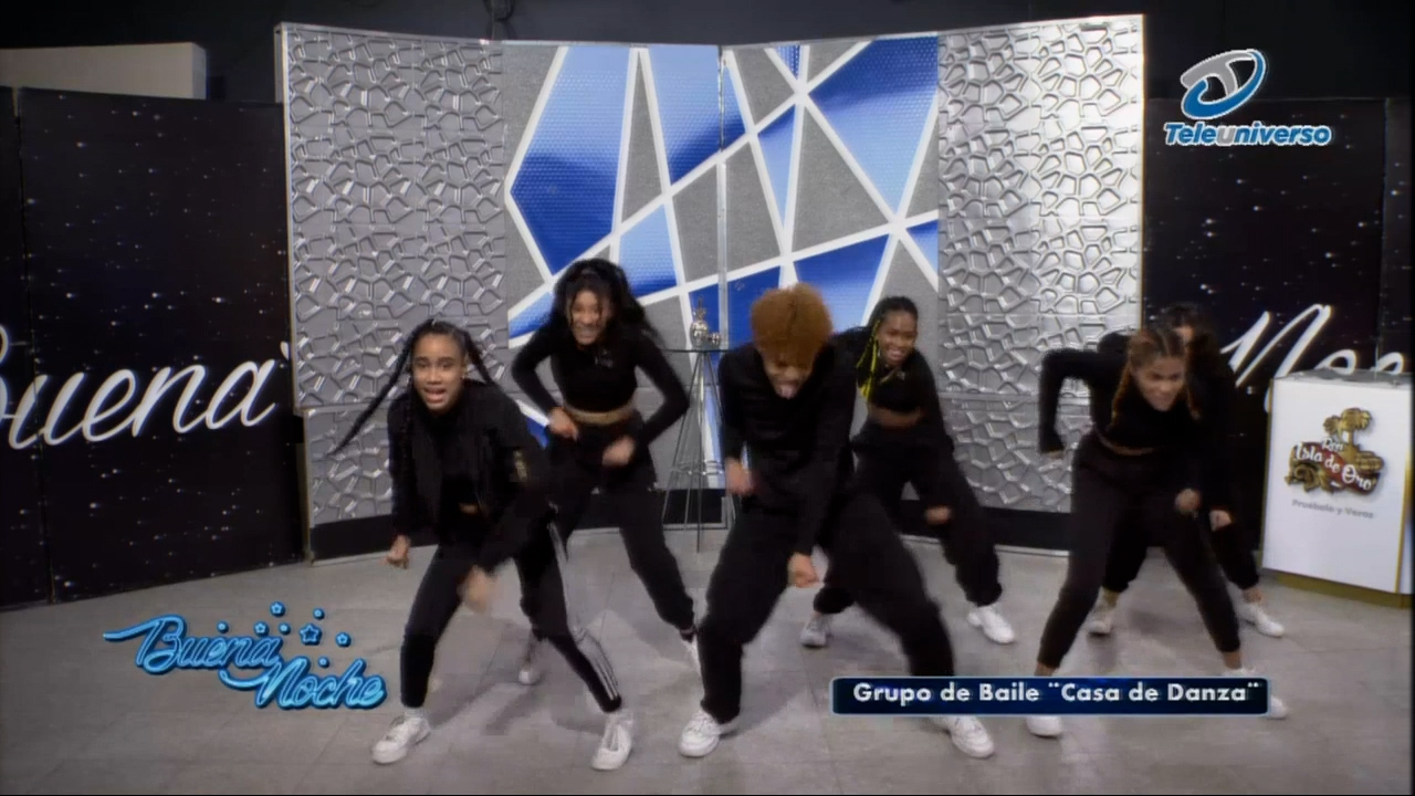 Grupo De Baile “Casa Danza” En Buena Noche