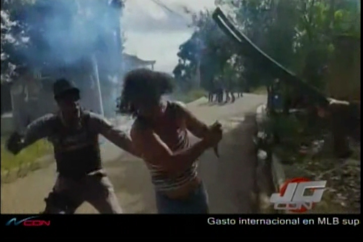 Mujeres Se Enfrentan A Botellazos Con Agentes De La Policía En Santiago