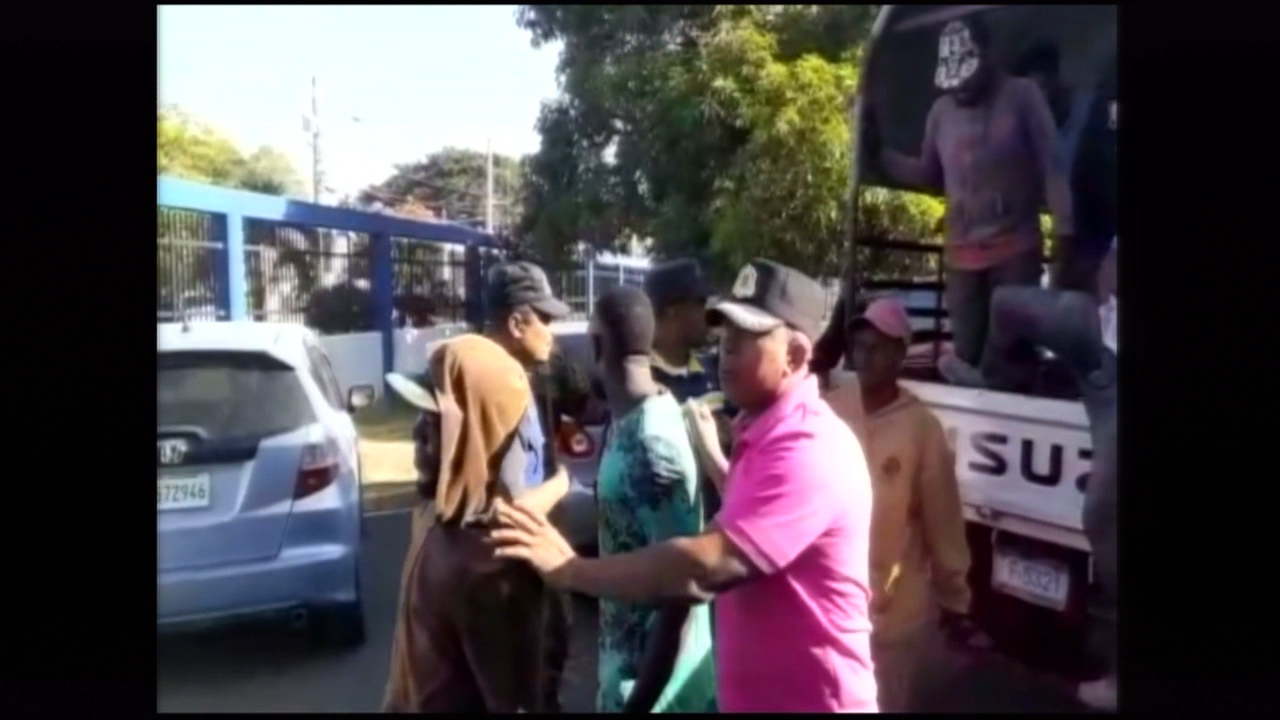 Haitianos Se Quejan  De Que  Migración Los Apresa Aunque Tengan  Todos Sus Papeles