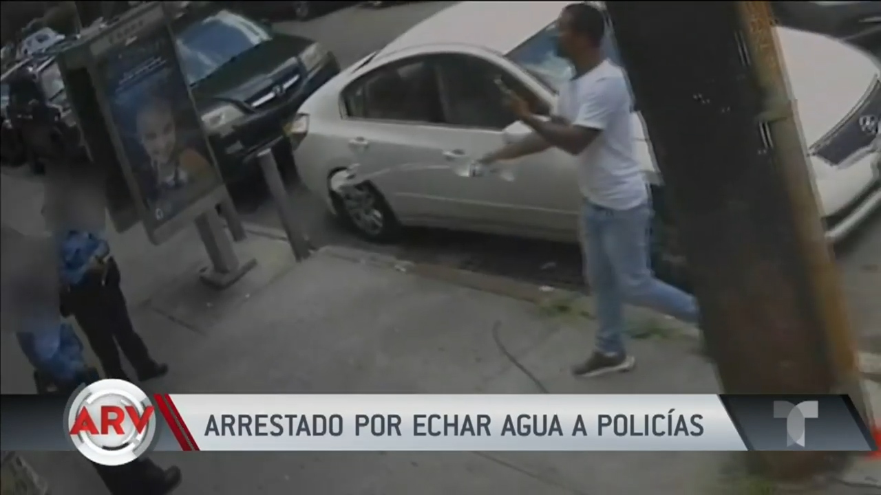 Hombre Es Arrestado Por Arrojar Agua A Unos Policías En La Ciudad De Nueva York