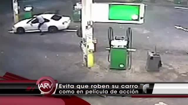 Hombre Evita Que Roben Su Auto Colándose Por Ventanilla #Video