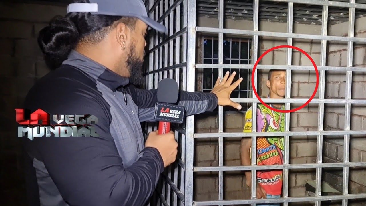 Joven Esquizofrénico Recluido En Una Celda Metálica En Su Hogar Para Prevenir Actos Delictivos