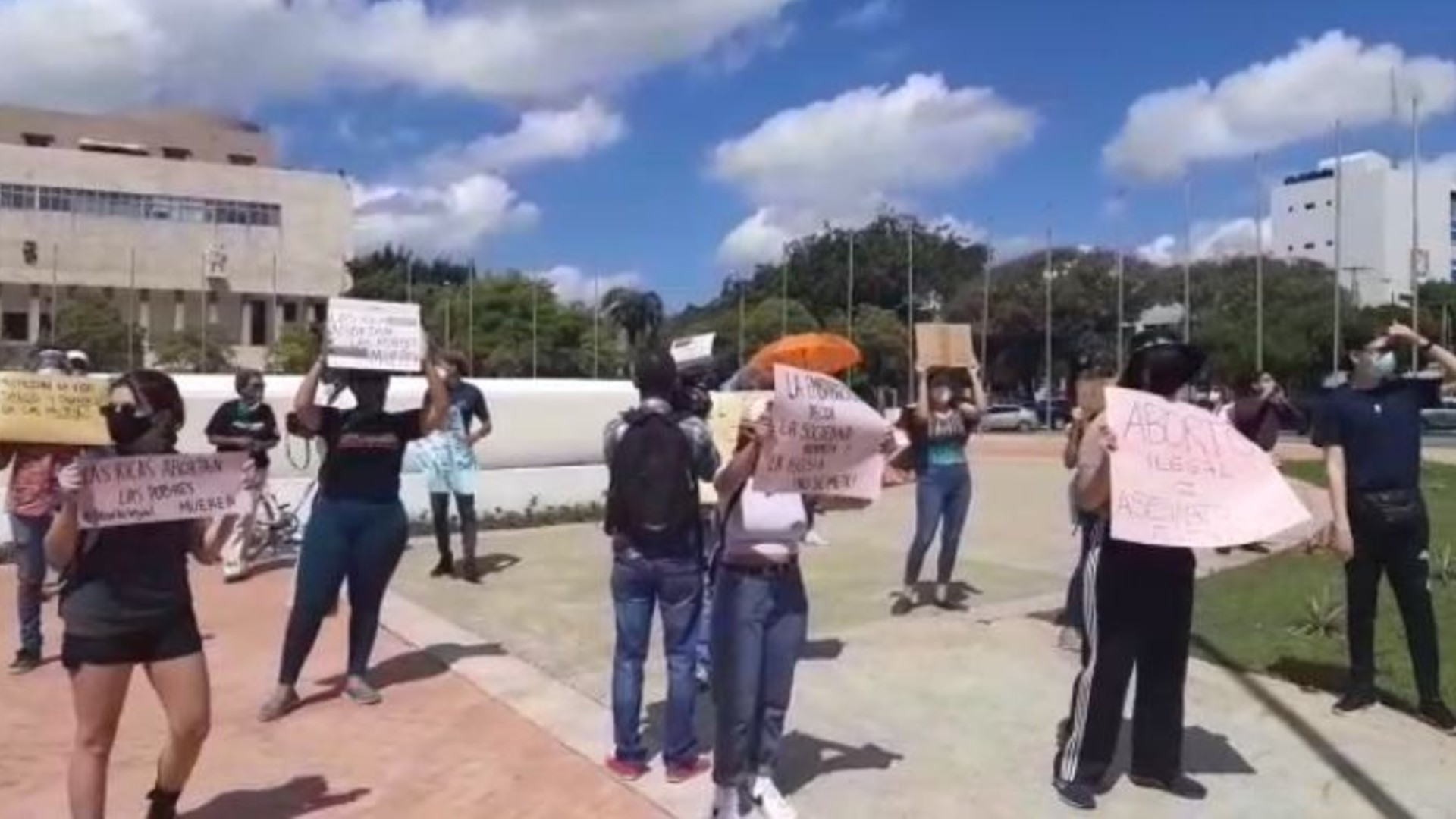 Iglesias Y Feministas Vuelven A Enfrentarse En El Congreso Por Tema Del Aborto