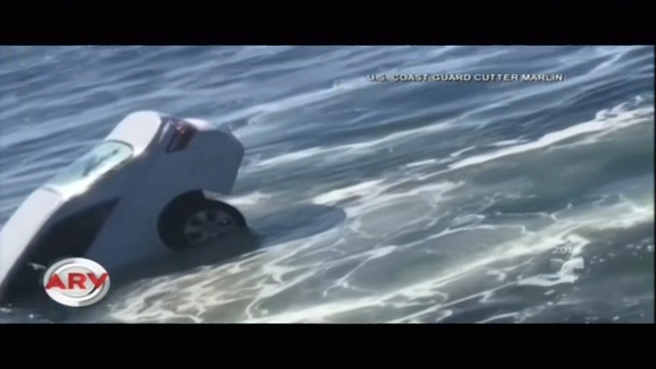 Impactante Momento Cuando Anciano Cae Con Su Carro Al Mar