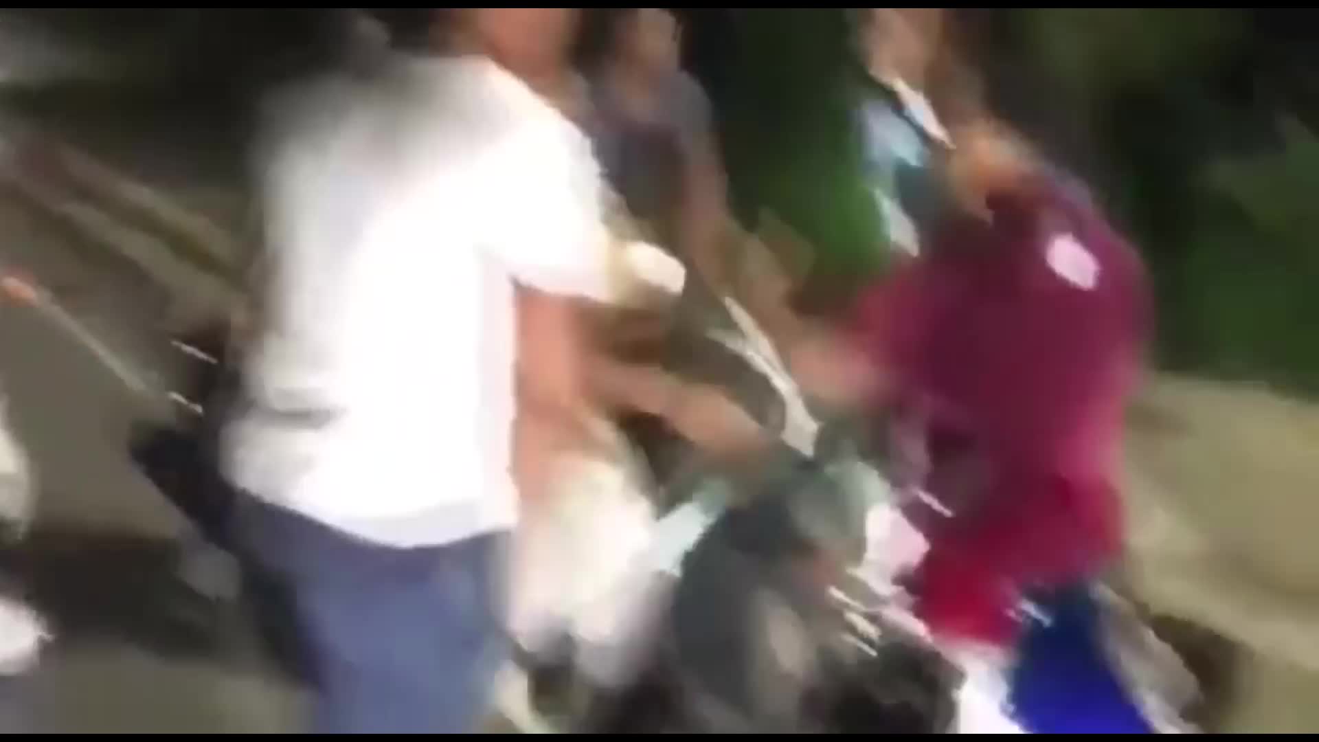 Increíble Tremenda Trifulca Debido A Carrera Clandestina En Bonao