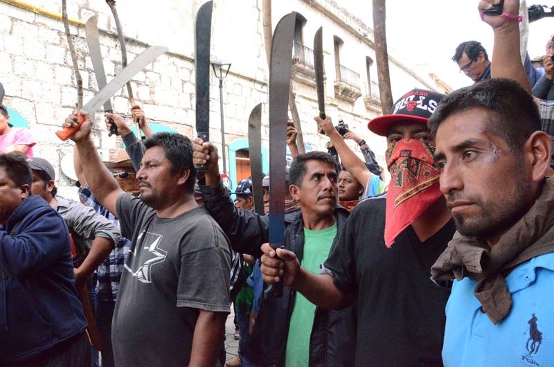 Con Palos Y Machetes, Pobladores Se Oponen A Que Entierren A Decenas De Muertos Por Coronavirus