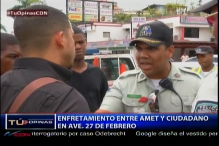 Agente De AMET Le Parte El Cristal Al Vehículo De Un Ciudadano
