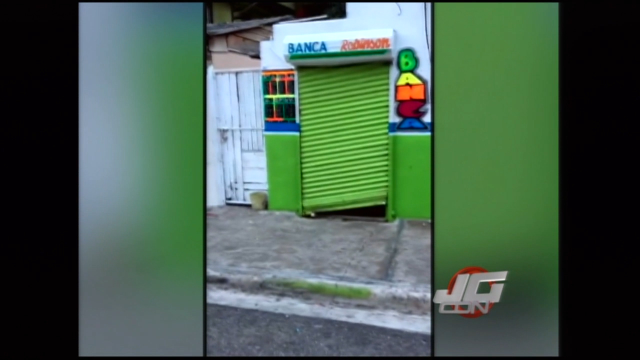 En Santiago Roban Tres Bancas En El Mismo Sector Una De Estas Casi Frente Al Cuartel De La Policía