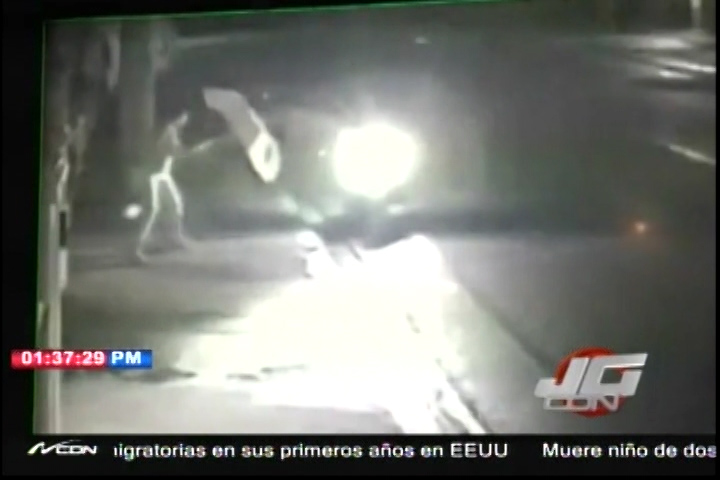 Captado En Video Momento En Que Joven Es Asaltada Por Dos Ladrones En Santiago
