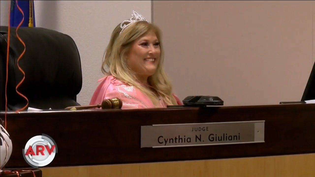 Jueza Se Disfraza De Hada Madrina Para Hacer Feliz A Niños