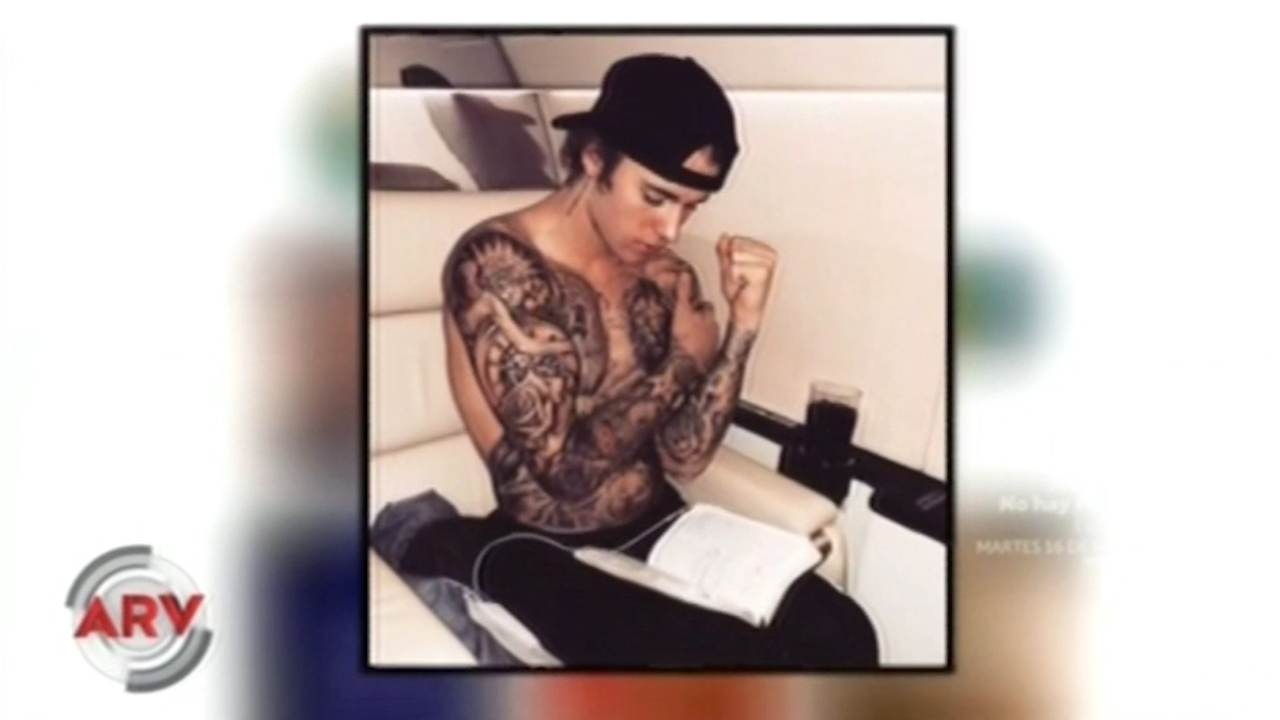 Justin Bieber Sorprende A Todos , Aparece En Foto Leyendo La Biblia Con El Torso Descubierto