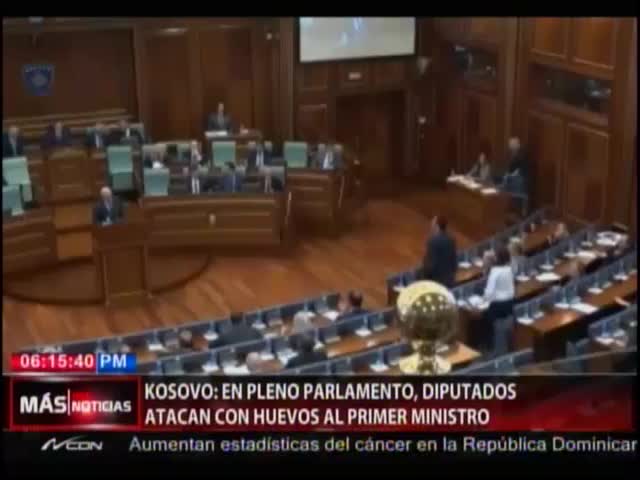Kosovo: En Pleno Parlamento Diputados Atacan Con Huevos Al Primer Ministro #Video