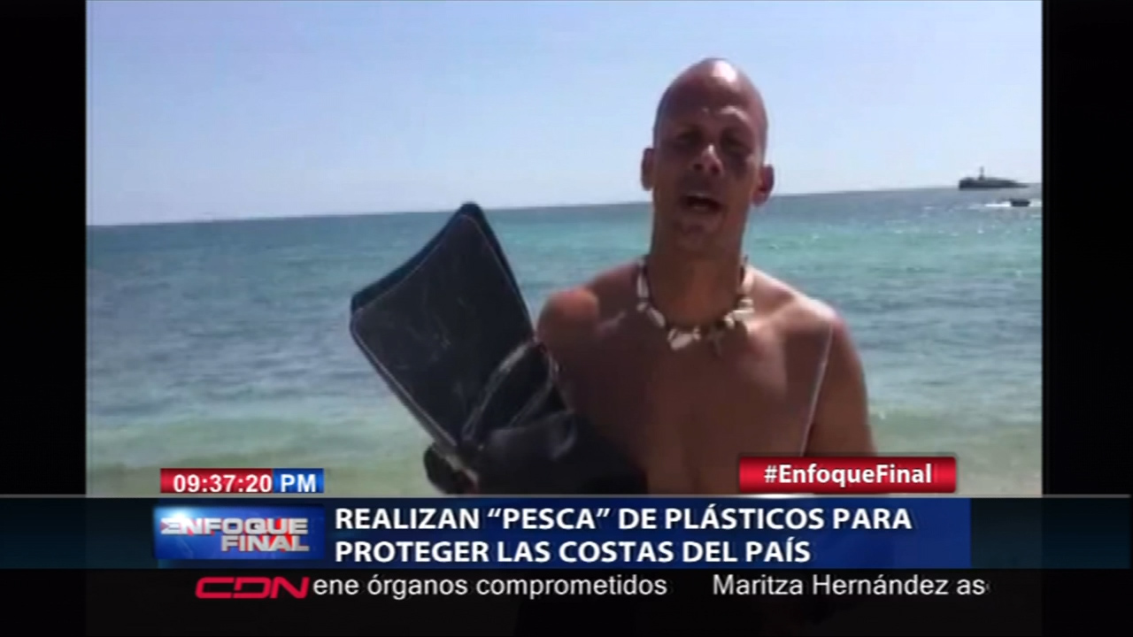 Joven Realiza “Pesca” De Plásticos Para Proteger Las Costas Del País