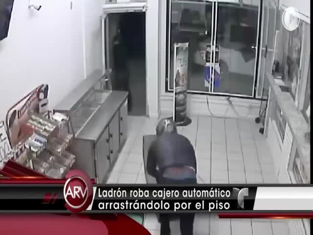 Ladrón Roba Cajero Automático Arrastrándolo Por El Piso #Video